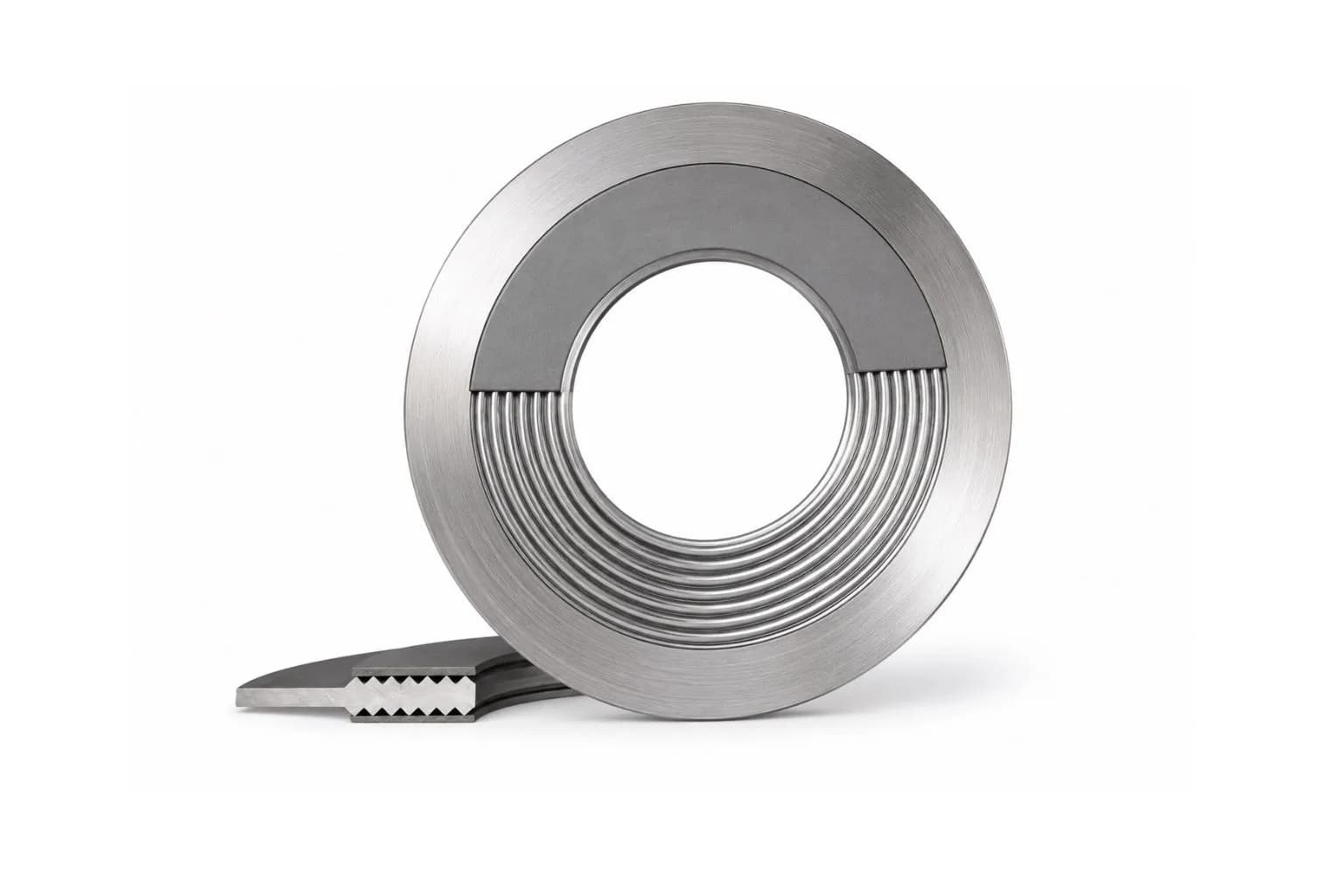 Kammprofile gasket with serrated metal core and soft sealing facing